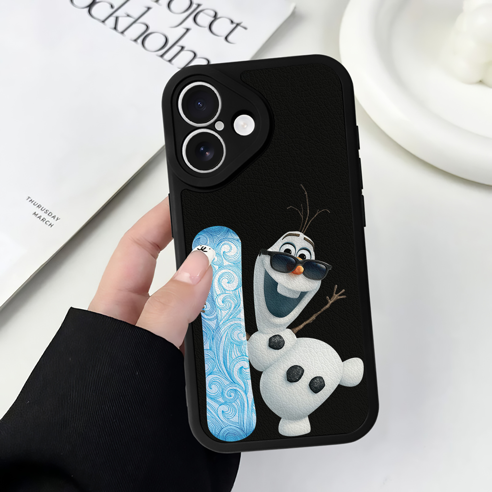（画像用） アナと雪の女王 アンナ エルサ Frozen Anna Elsa 【iPhone 16シリーズ対応】シリコンスマホケース（レザー調） 材質：シリコン